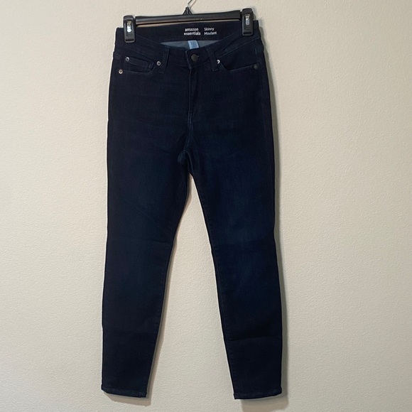 Amazon Essentials Denim - Women’s Mid Rise Stretchy Skinny Jeans 2 Short
